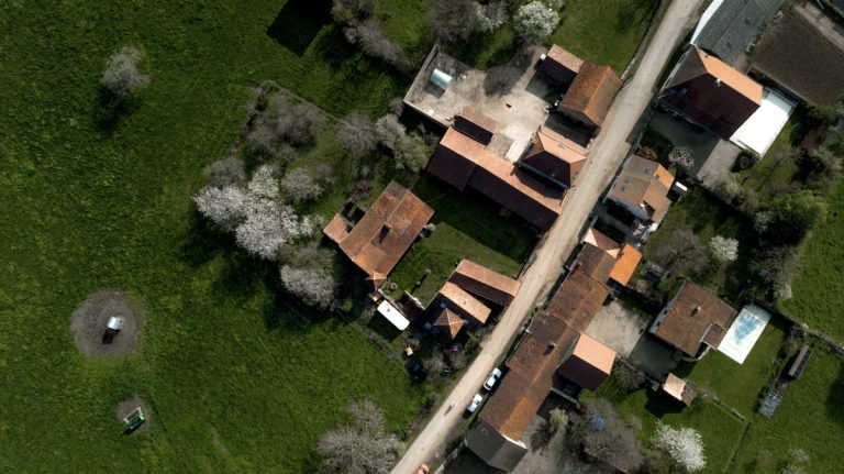 Photo aérienne bourgogne par drone campagne et maisons immobilières