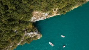 photo aérienne par drone du lac d'annecy et ses eaux turquoises