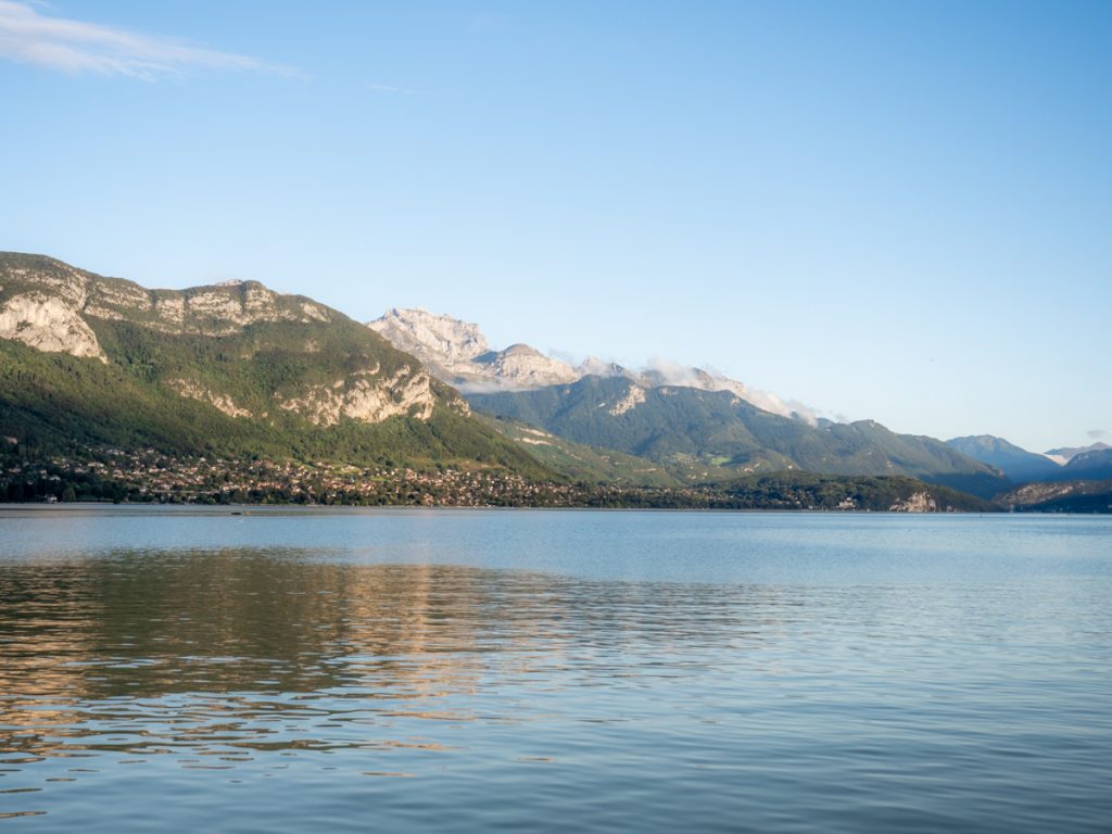 photo du lac d'annecy, montagnes haute-savoie et ses eaux turquoises