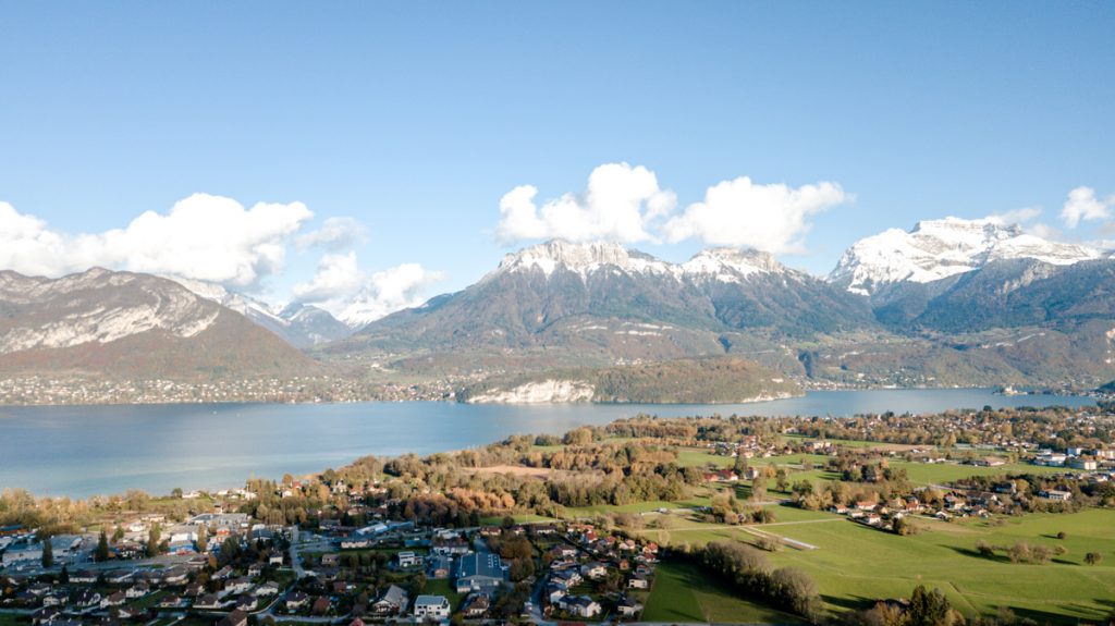 montagnes et lac d'annecy à sevrier vue du ciel avec drone
