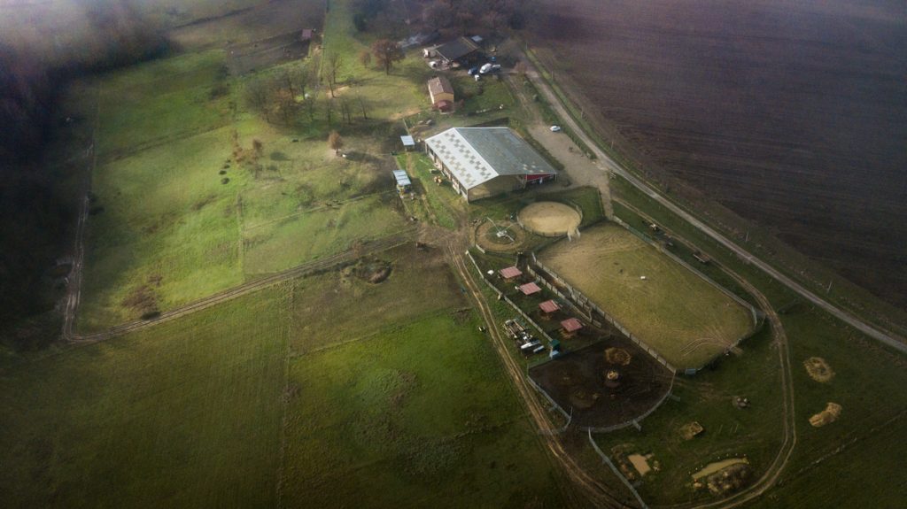 ranch et centre équestre en campagne vue aérienne par drone
