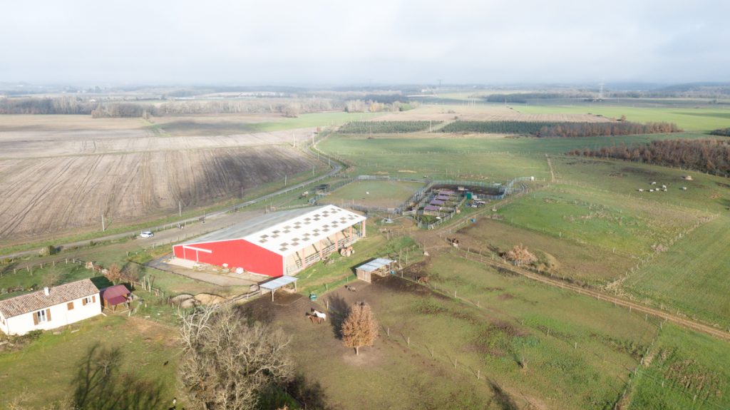 ranch et centre équestre en campagne vue aérienne par drone