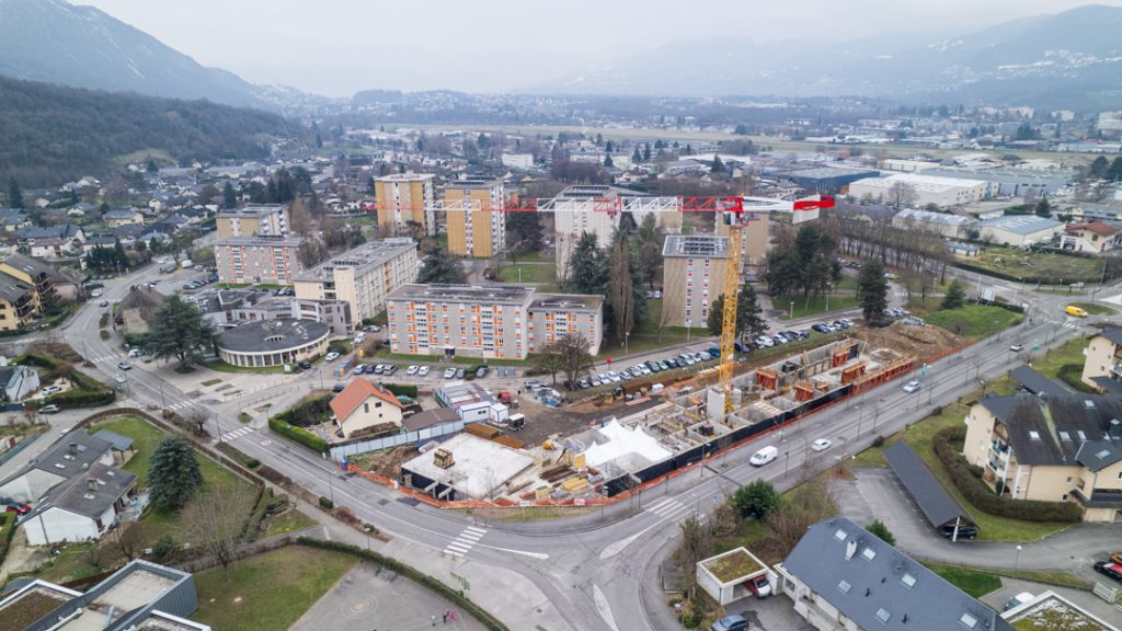 chantier programme immobilier en savoie avec vue aérienne par drone